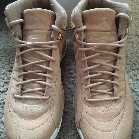 Woman’s Air Jordan 12 Retro - Picture 4 of 5